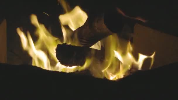 Κοντινό Πλάνο Της Φωτιάς Βράδυ — Αρχείο Βίντεο