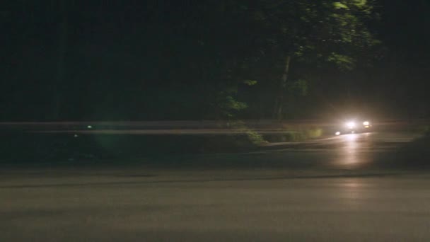 Sebuah Nissan Merah 240Sx Ngebut Tikungan Malam Hari — Stok Video