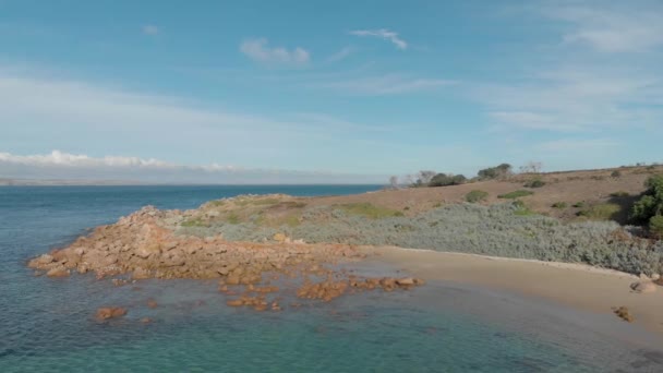 Снимок Воздуха Движущийся Обратном Направлении Над Заливом Южного Океана Острове — стоковое видео