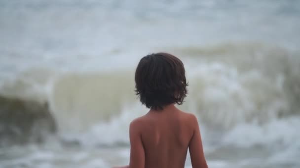 Uma Criança Despreocupada Assiste Ondas Rolarem Uma Praia Tropical — Vídeo de Stock
