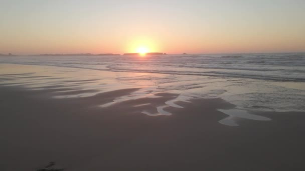 Cinematic Sunset Beach Portuguese Shore Amazing Reflection Sun Wet Sand — Video