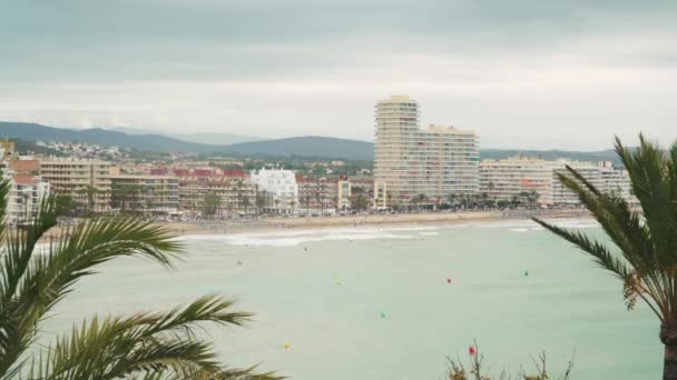 Vista Através Das Palmeiras Uma Praia Tropical Paisagem Urbana — Vídeo de Stock