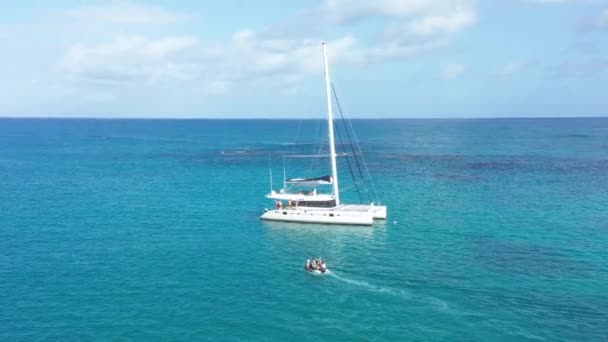 Tourists Ferried Catamaran Inflatable Boat Azure Blue Caribbean — Stockvideo