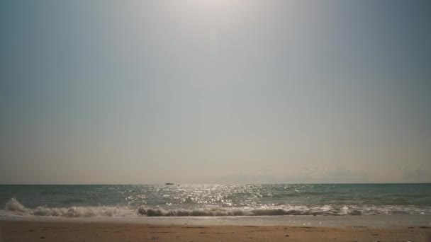 Een Man Wandelen Langs Prachtige Stranden Van Hondartza Spanje Besluit — Stockvideo
