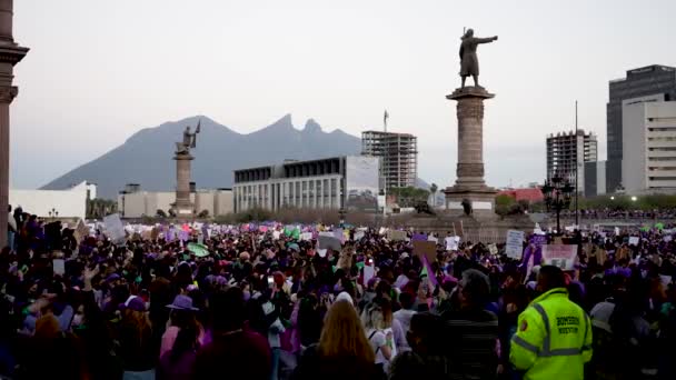 モンテレイ メキシコ 3月8日2022 マクロプラザのヌエボ レン政府宮殿の前で国際女性の日に暴力に対して行進する女性抗議者 — ストック動画