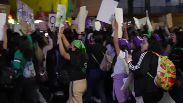 墨西哥蒙特雷 2022年3月8日 女权运动者反对性别暴力游行 3月8 数千名妇女在街头使用横幅抗议 要求安全和更好的生活条件 — 图库视频影像