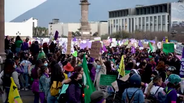 墨西哥蒙特雷 2022年3月8日 在国际妇女日期间 妇女在著名的大广场新联政府官邸前抗议 — 图库视频影像