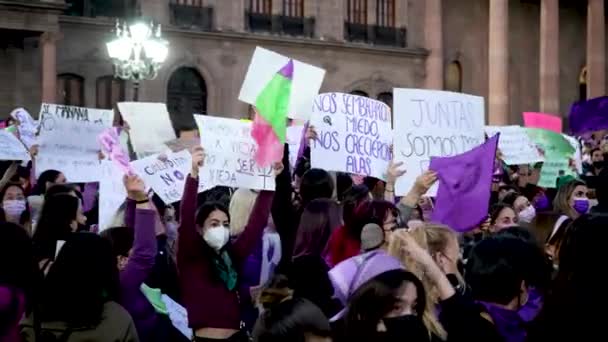 モンテレイ メキシコ 3月8 2022 暴力や不平等と戦うためにメキシコの通りを行進する女性のグループ — ストック動画