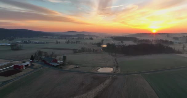 Kış Çiftliği Sahnesi Renkli Gündoğumu Sırasında Amerika Kırsal Tarım Arazileri — Stok video