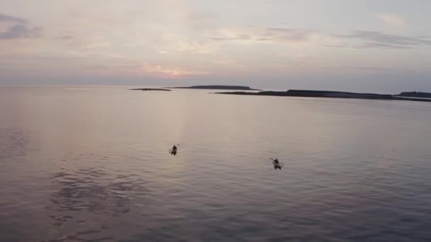 Kayakers Paddle Out Setting Sun Aerial — Vídeo de Stock