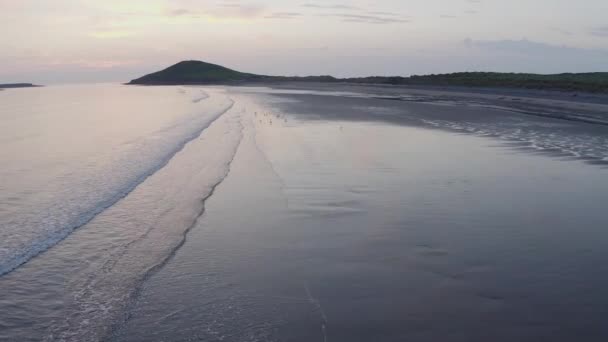 Ondas Lambendo Longo Praia Fio Amarelo County Sligo Aerial — Vídeo de Stock