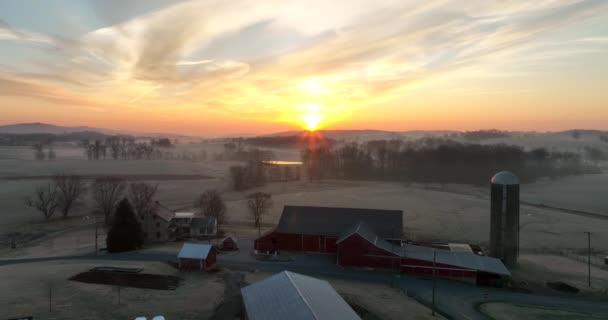 Family Dairy Farm Barn Silo Buildings Barns Winter Sunrise Usa — Vídeos de Stock