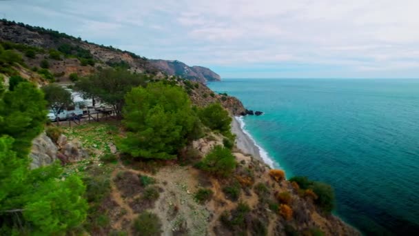 Drone Beweegt Langzaam Zijwaarts Nerja Ten Zuiden Van Spanje — Stockvideo
