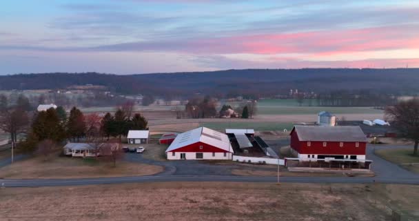 Amerikaanse Boerderij Met Rode Schuur Gebouwen Huis Landelijke Landbouw Scene — Stockvideo