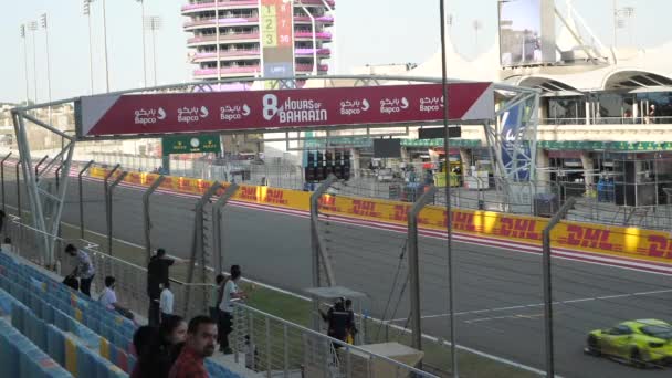 Hypercar Passing Grandstand Сайті International Circuit Bahrain Slomo — стокове відео
