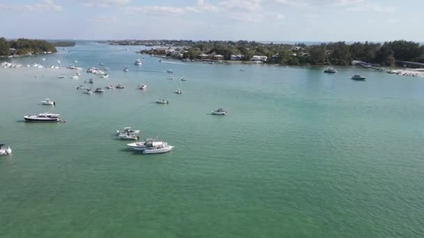 佛罗里达州萨拉索塔的空中 沙洲社交 船民放松靠近Jewfish键 — 图库视频影像
