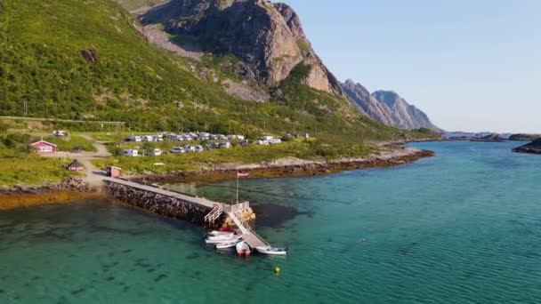 Luftaufnahme Des Lyngvaer Bootcampingplatzes Auf Den Lofoten Norwegen Rückwärts Steigend — Stockvideo