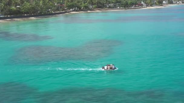 Bateau Pneumatique Motorisé Escortant Les Touristes Dans Mer Des Caraïbes — Video
