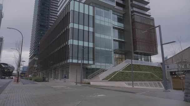 现代玻璃水泥建筑在新城市的发展现代摩天大楼居住房地产布伦特伍德伯纳比不列颠哥伦比亚省 — 图库视频影像