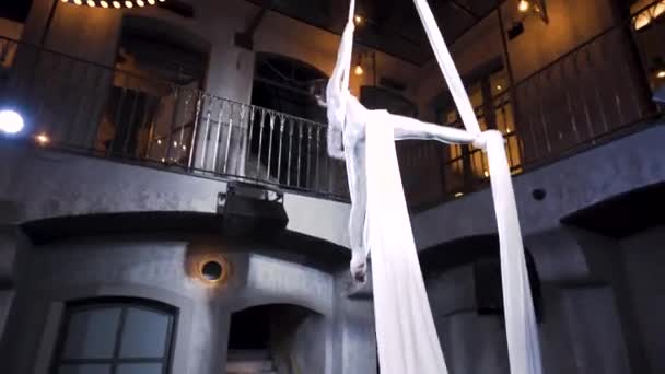 Female Aerialist Doing Cross Back Straddle Trick Silks Club — Vídeo de Stock