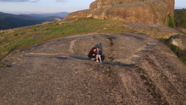 Paar Genießt Den Sonnenuntergang Von Der Gigantischen Felsformation Luftaufnahme — Stockvideo