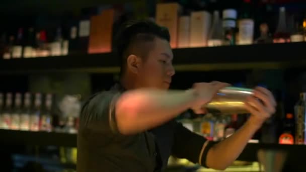 Asian Bartender Shaking Cocktail Mixer Bar — Video Stock