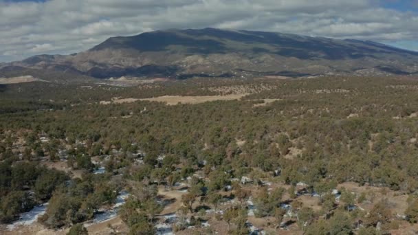 Orbiting Daytime Aerial Car Parked Remote Desert Wilderness — Vídeo de stock