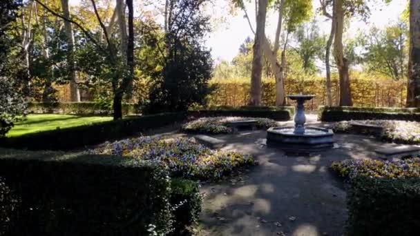 Panning Shot Small Fountain Surrounded Stone Benches Capricho Park Madrid — Vídeo de Stock