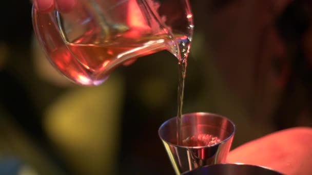 Goldfarbener Alkohol Wird Aus Glas Edelstahl Kugelbecher Gekippt Und Dann — Stockvideo