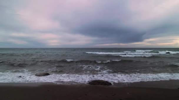 Moviéndose Lado Una Playa Vacía Día Nublado Oscuro — Vídeo de stock