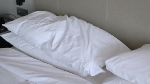 Концепція Готельного Сервісу Господарка Організовує Подушку Ліжку Білим Простирадлом Робить — стокове відео