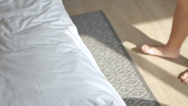 Layanan Menjaga Rumah Hotel Membawa Handuk Kamar Tidur — Stok Video