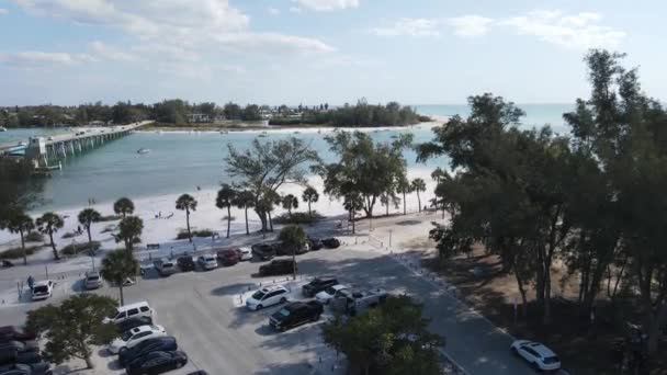 Levantamiento Aéreo Mirando Sur Longboat Key Sarasota Florida Estacionamiento Ocupado — Vídeos de Stock