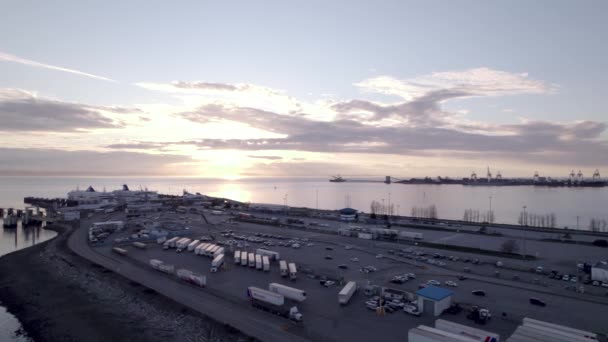 Vue Aérienne Des Camions Stationnés Dans Port Terminal Des Traversiers — Video