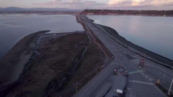 Flygfoto Natursköna Väg Som Korsar Havet Som Förbinder Fastlandet Trafikbilar — Stockvideo