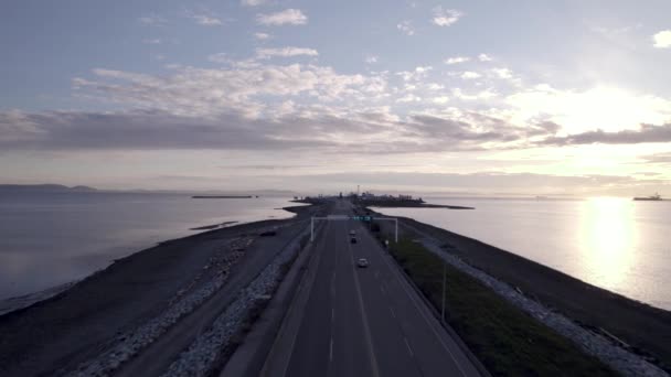 Flygfoto Över Huvudmotorvägen Med Grönt Trafikljus Naturskön Väg Över Havet — Stockvideo