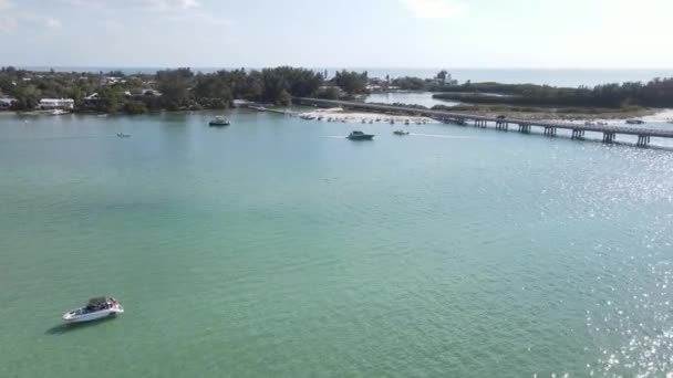 Aerial Groups Boaters Line Shores Longboat Pass Sarasota Florida — Vídeo de stock