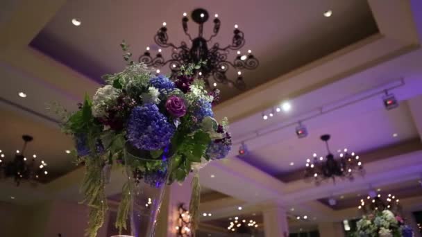 Banquette Mariage Pièces Centrales Florales Avec Oeillets Roses Roses Violettes — Video