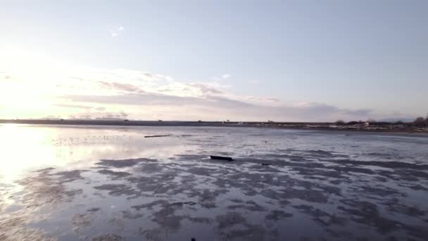 Drone Volare Sopra Oceano Spiaggia Sabbiosa Bassa Marea Con Riflesso — Video Stock