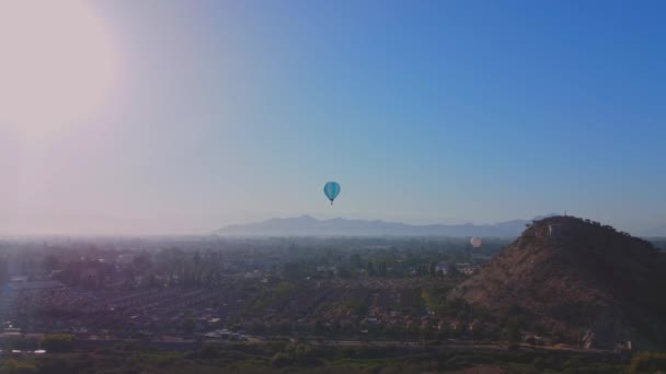 Vuelo Globo Aerostático Sobre Pueblos Colinas — Vídeos de Stock