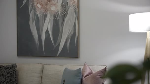 Панна Растения Показывающая Комнату Манжетами Подушками Картинами Лампой Кофе Столом — стоковое видео