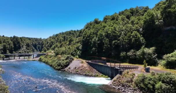 Aerial Aquamarine Freshwater Beggs Pool New Zealand Lush Mountains — стокове відео
