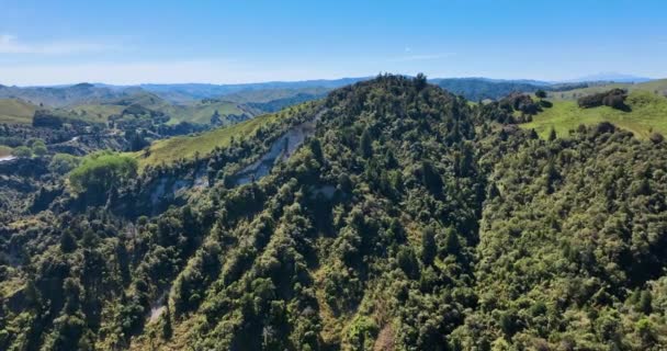 Aerial Flight Ruahine Range Cliff Face Rugged Hills New Zealand — стоковое видео