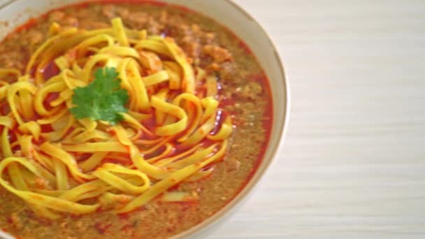 Πικάντικη Κινέζικη Σούπα Yunnan Noodles Kwa Meng Ασιατικό Στυλ Τροφίμων — Αρχείο Βίντεο