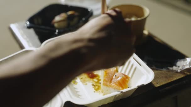 Casi Terminado Comer Sushi Entrante Rollo Arroz Anguila Sashimi Palillos — Vídeos de Stock
