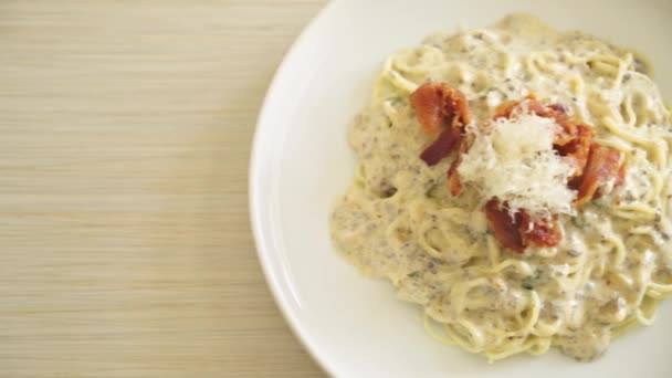 Спагетти Трюфельным Соусом Грибами Тарелке — стоковое видео