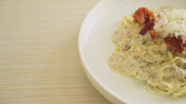 Spaghetti Mit Trüffelcremesauce Und Pilz Auf Teller — Stockvideo