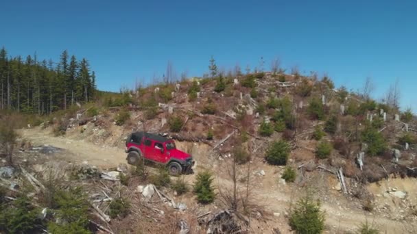 Jipe Vermelho 4X4 Road Veículo Dirigindo Estrada Madeireira Remota Profunda — Vídeo de Stock