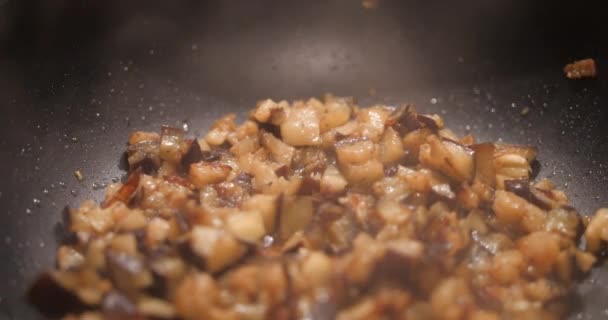 Ångkokta Eggplant Kuber Matlagning Wok Närbild — Stockvideo