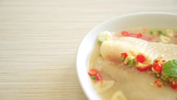 Gedämpfter Fisch Würziger Zitronensauce Auf Weißem Teller — Stockvideo